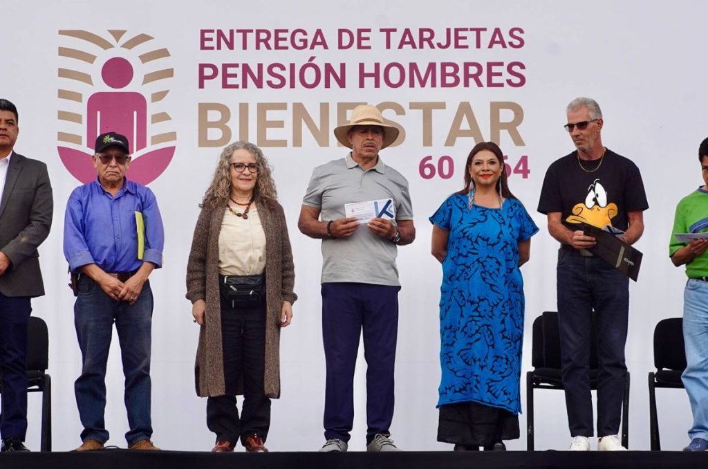 Entrega de tarjetas de la Pensión Hombres Bienestar