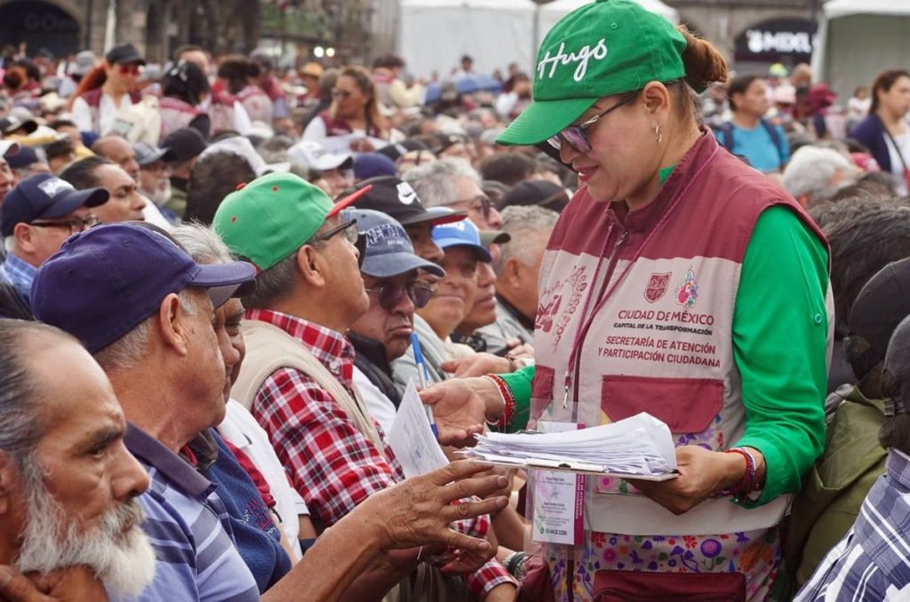 Entrega de tarjetas de la Pensión Hombres Bienestar