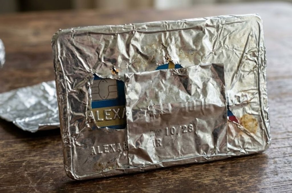 ¿Por qué envolver tus tarjetas bancarias con papel aluminio? Este consejo de seguridad podría evitar fraudes