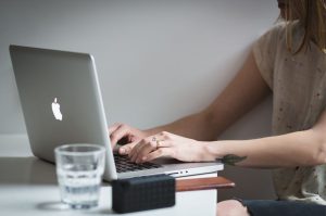 ¿No sabes cómo hacer la declaración anual? Esto te cobra un contador este año por hacerla